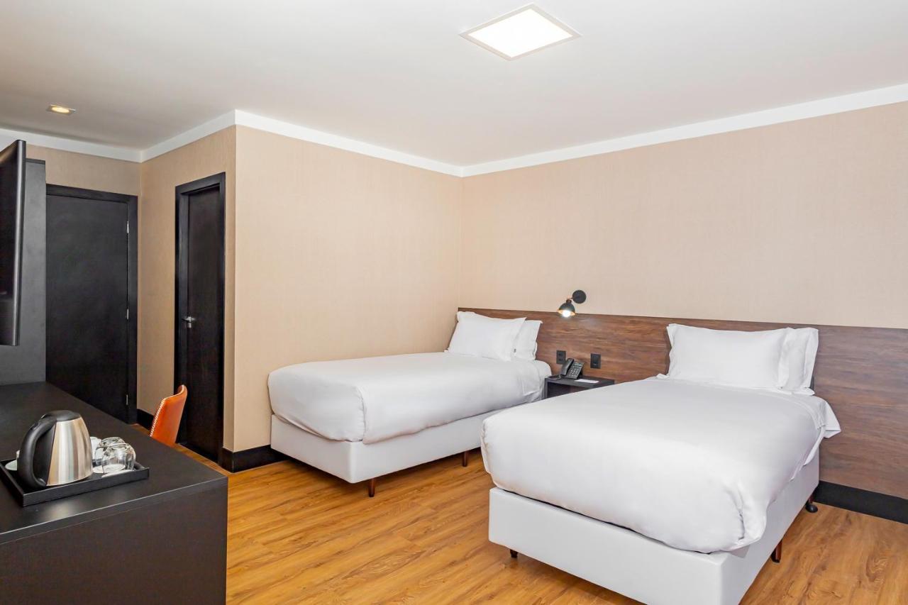 Nh Hotel 페이라 데 산타나 외부 사진