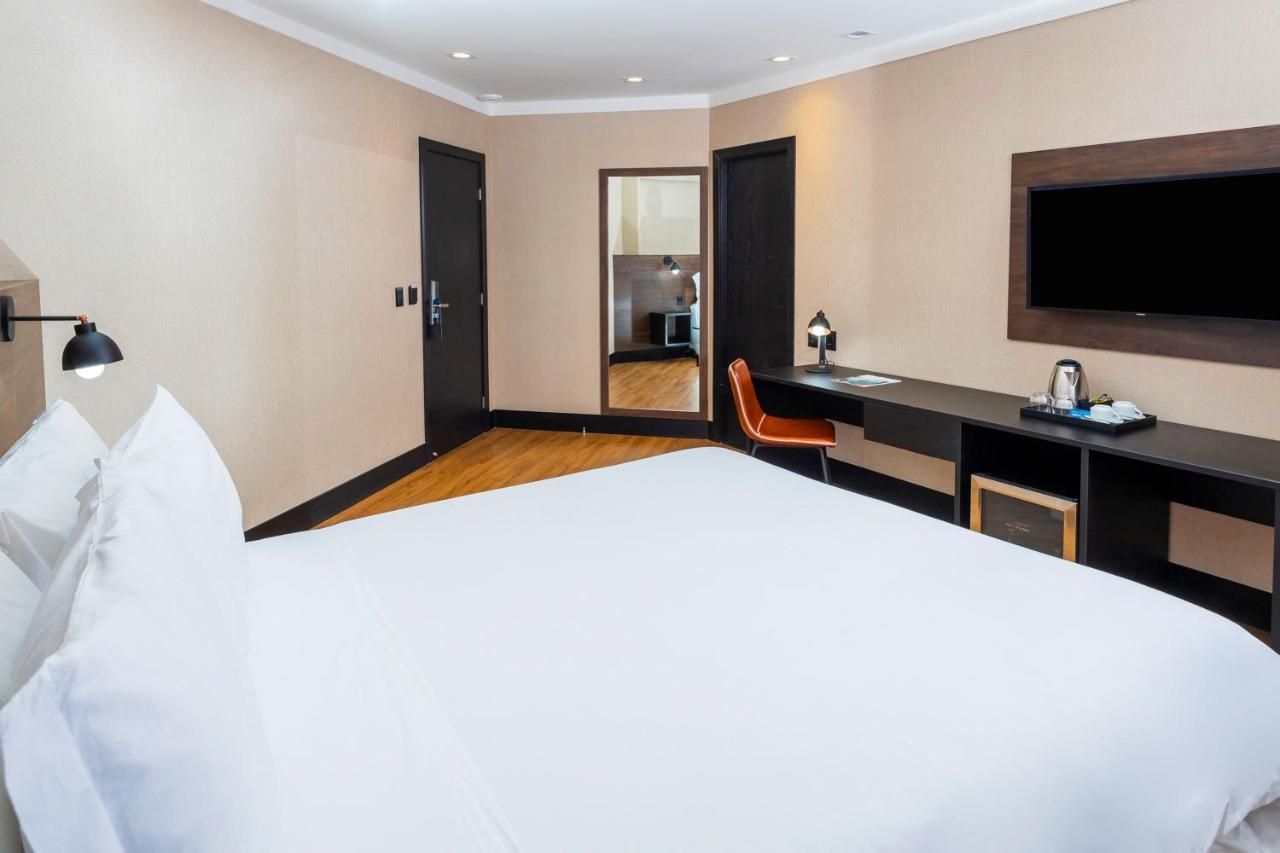 Nh Hotel 페이라 데 산타나 외부 사진