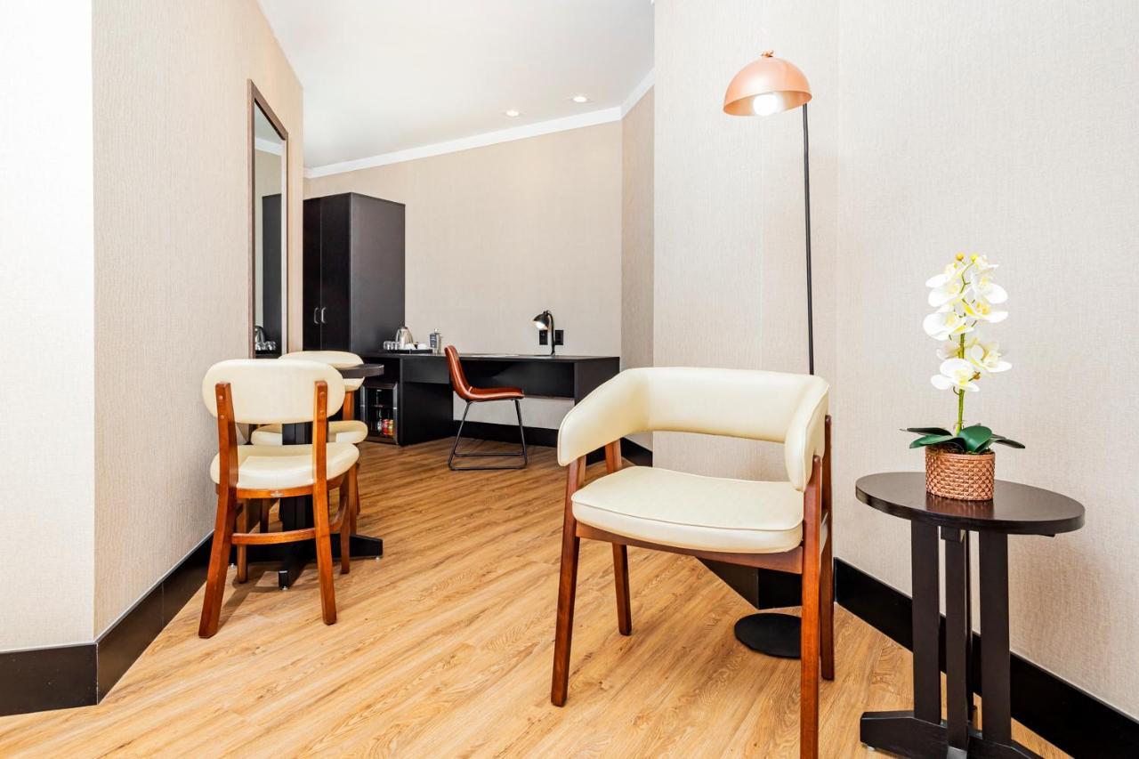 Nh Hotel 페이라 데 산타나 외부 사진